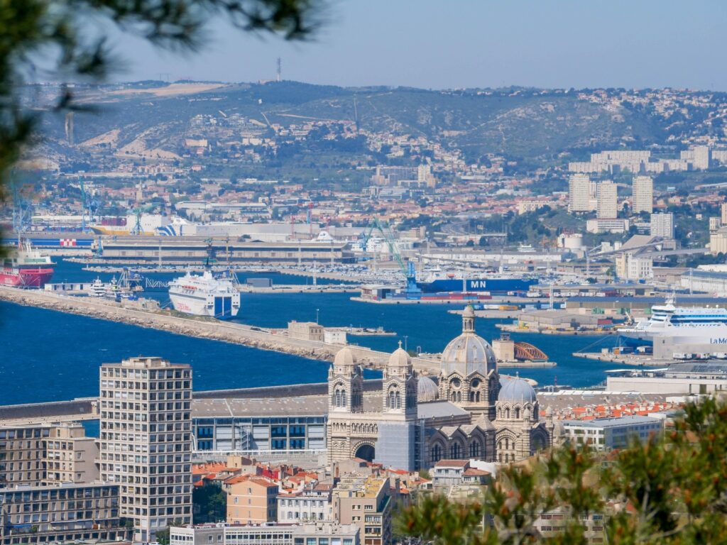 Vue de Marseille — illustration pour : Acheter une villa avec piscine à Marseille en 2026