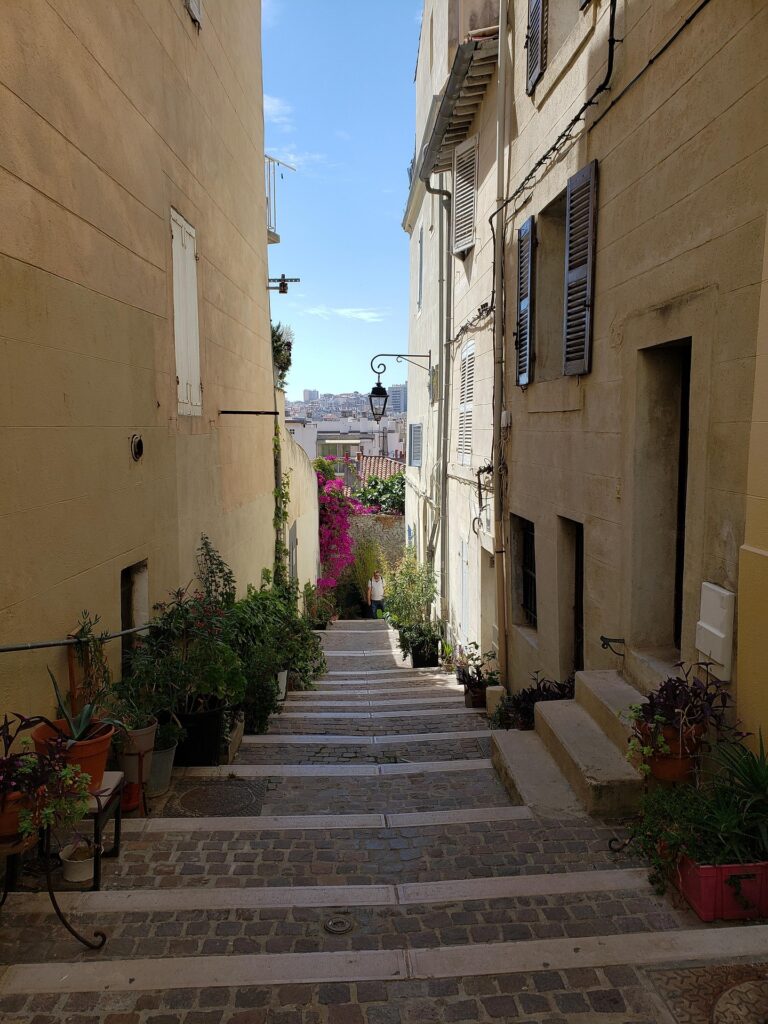 Vue de Marseille — illustration pour : Vendre un appartement dans le 9ème arrondissement de Marseille (13009) : guide complet 2026