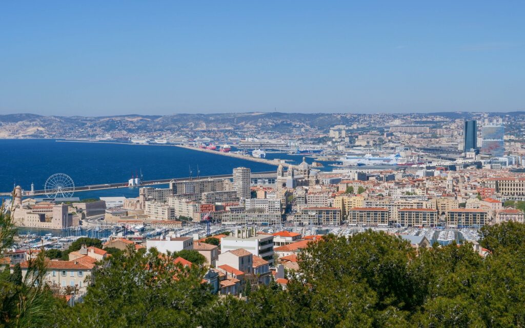 Vue de Marseille — illustration pour : Vendre un appartement à Marseille : le guide complet pas-à-pas en 2026